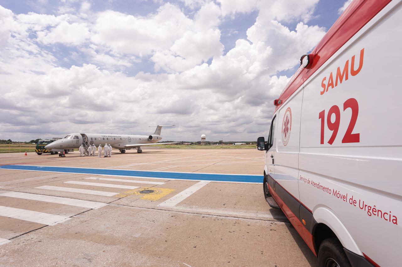 Avião da FAB traz pacientes com Covid-19 de Manaus